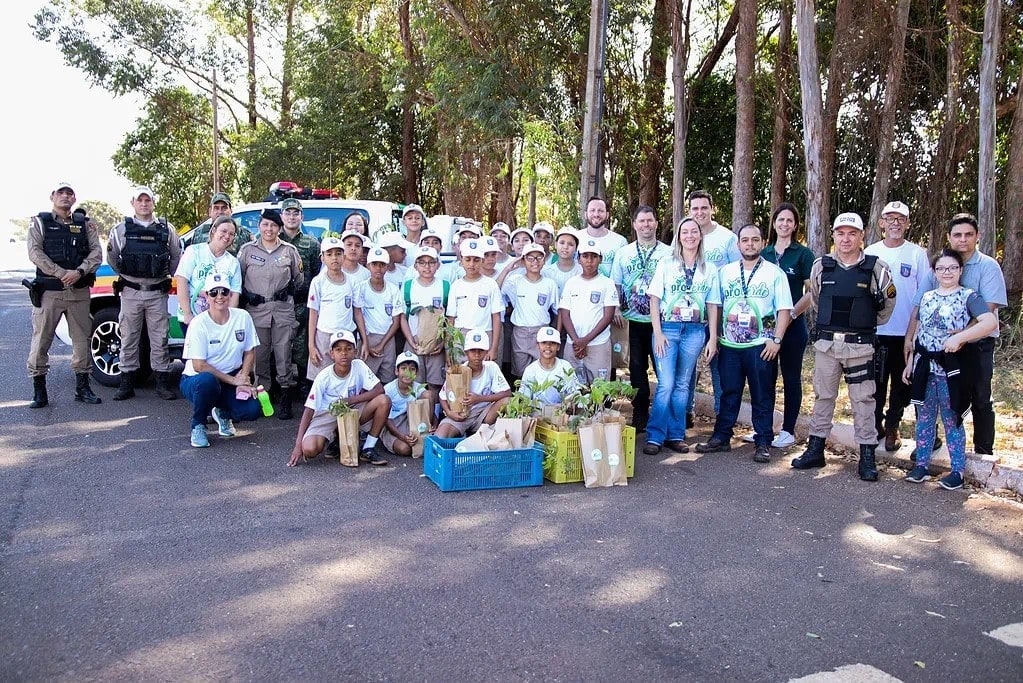 Ação ambiental foi realizada na manhã desta terça-feira, e reuniu autoridades policias, Patrulheiros Mirins, parceiros e colaboradores da Bayer | Foto: Paulo Braga