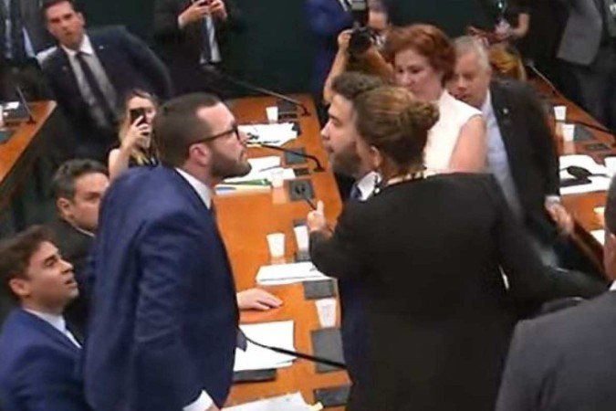 Confusão entre André Janones, Evair de Melo e Filipe Barros aconteceu durante sessão na Câmara dos Deputados | Divulgação Reprodução/TV Câmara
