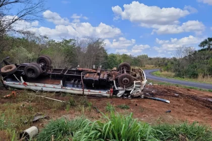 Situação de caminhão após acidente na MGC-497, em Campina Verde e Iturama — Foto: PMRv/Divulgação