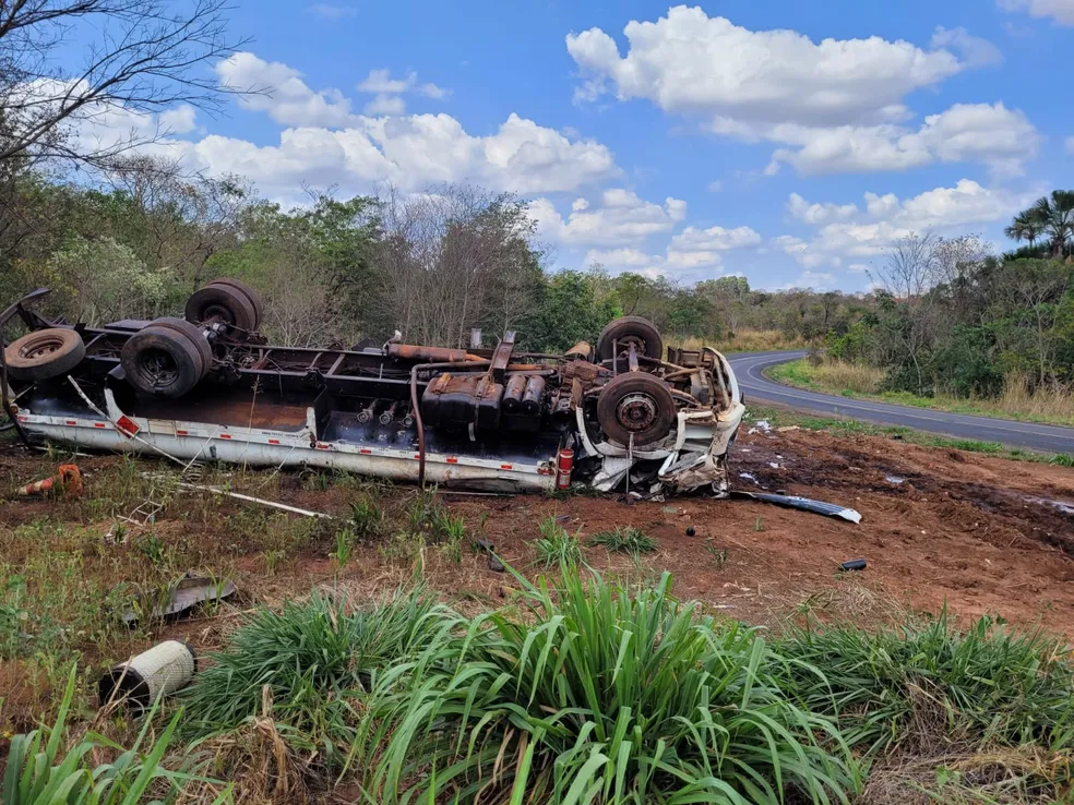 Situação de caminhão após acidente na MGC-497, em Campina Verde e Iturama — Foto: PMRv/Divulgação