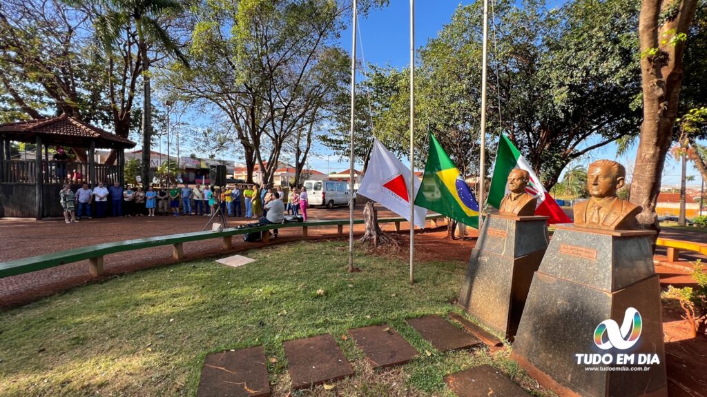 Hasteamento de bandeiras ocorreu na Praça João Moreira de Souza