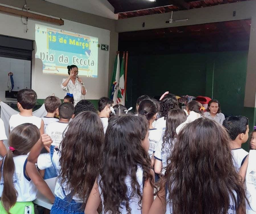 Jurema Mendes durante celebração do"Dia da Escola" em 2023