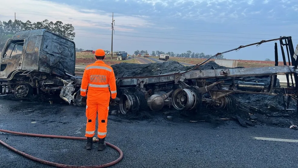 Caminhão ficou totalmente destruído | Foto: Bombeiros de Uberlândia