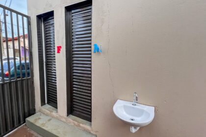 Banheiros foram construídos anexos à Secretaria de Educação e Cultura | Foto: Paulo Braga