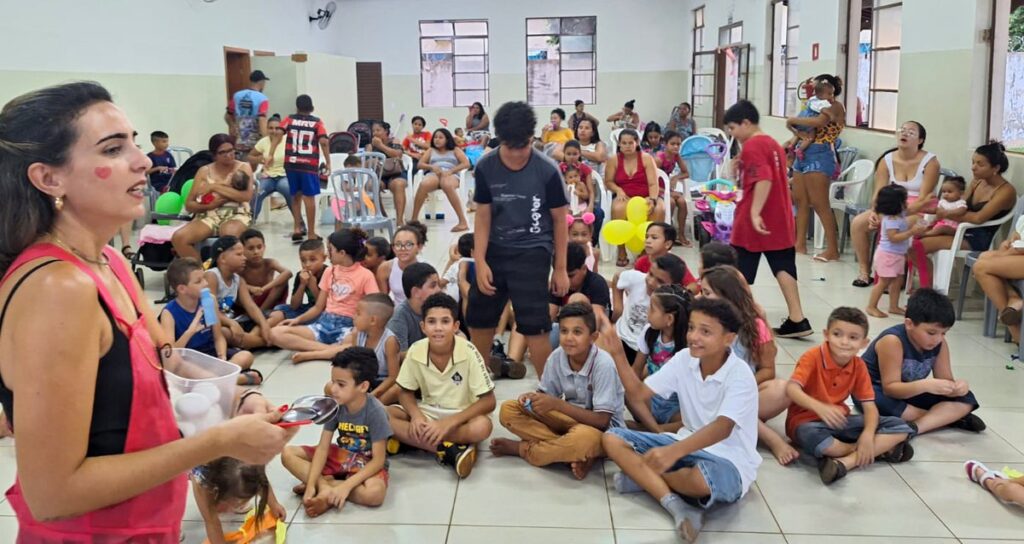 Dezeenas de crianças participaram do encontro na segunda-feira | Foto: Divulgação