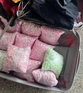 Comprimidos de ecstasy foram encontrados dentro de mala em Uberlândia — Foto: Redes sociais