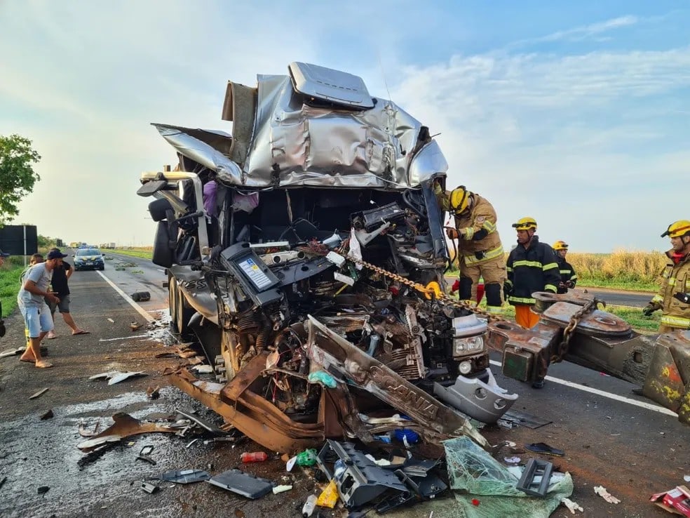 Situação de cabine de caminhão após batida na BR-050 em Uberaba — Foto: Corpo de Bombeiros/Divulgação
