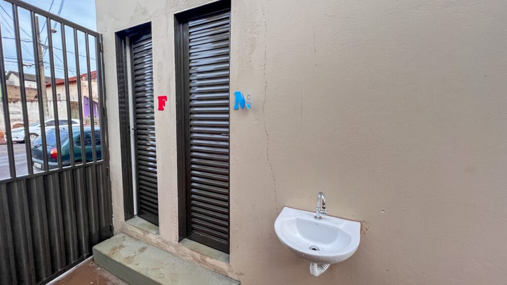 Banheiros foram construídos para uso exclusivo dos feirantes de Capinópolis | Foto: Ananda Braga