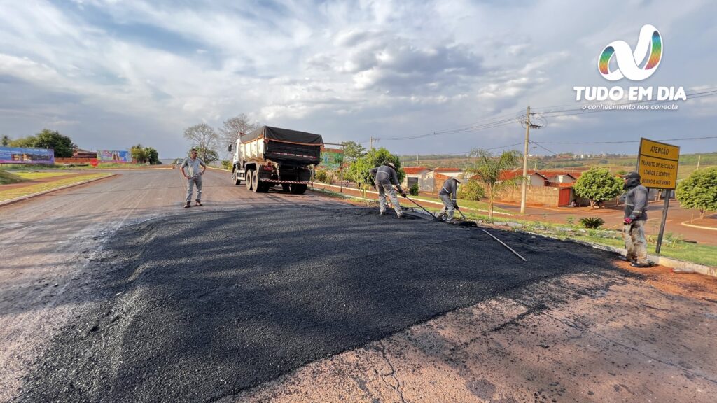 Colaboradores durante a construção de uma faixa da passarela no Vale dos Sonhos | Foto: Paulo Braga