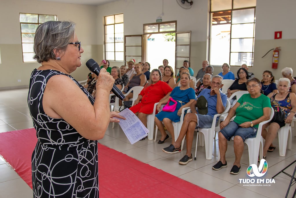 Iracilda Duarte, palestrante, durante o encontro com os integrante do Grupo Conviver no Catru | Foto: Paulo Braga