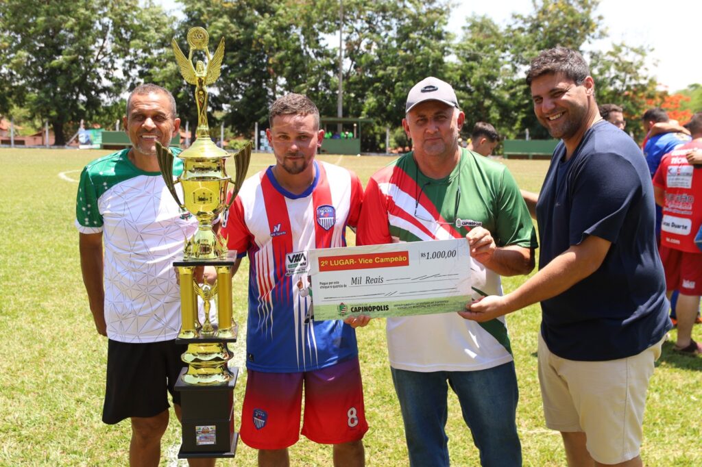 Ualas recebendo o título dos coordenadores Bica, Ronei e do vereador João Makhoul