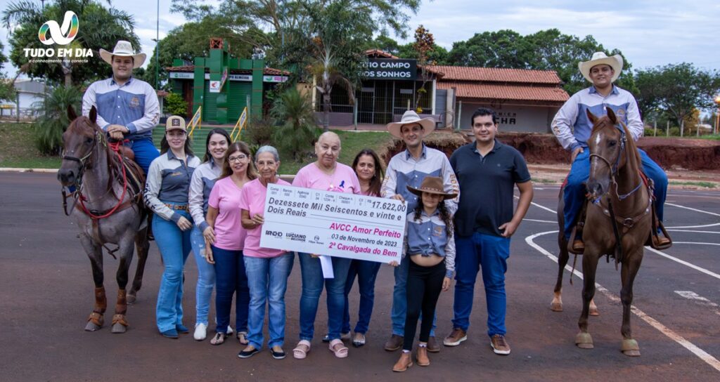 Integrantes da Avcc-c recebem cheque simbólico no valor de R$17.622 dos organizadores da 2ª Cavalgada do Bem | Foto: Paulo Braga