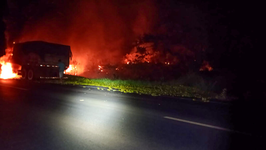 O motorista da carreta carregada com laranjas não foi encontrado no local do incêndio. A imagem acima registrou o incêndio na vegetação | Foto: Bombeiros