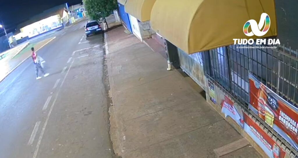 Ladrão invadiu estabelecimento comercial pelo telhado - homem de 28 anos é suspeito | Foto: Câmera de Segurança