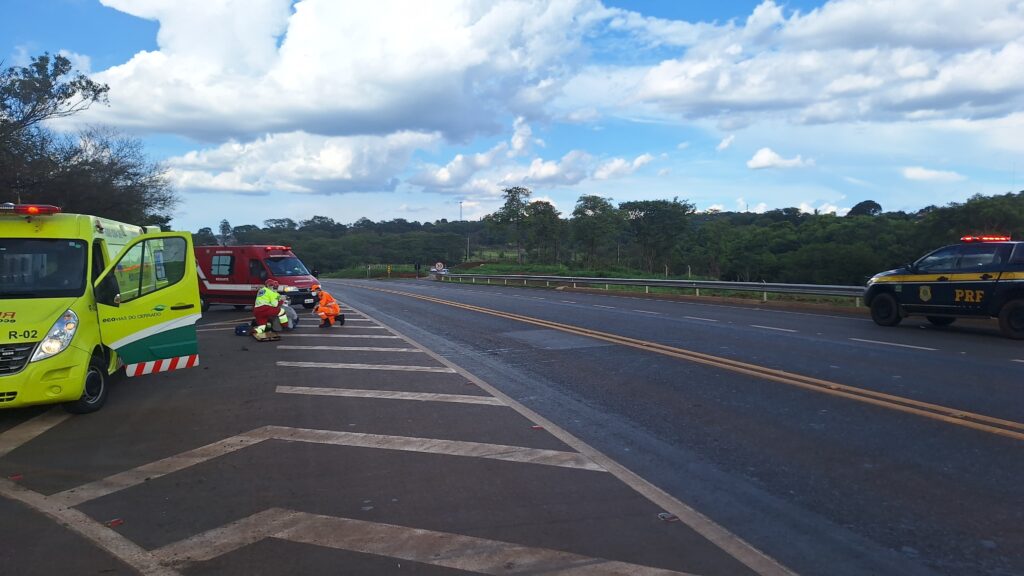 Motociclista ficou ferido após colidir contra placa de sinalização | Foto: Bombeiros