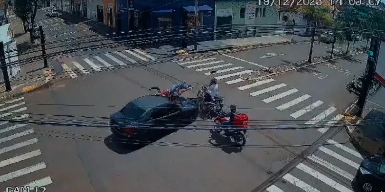 Imagem de uma câmera de segurança instalada no cruzamento da Avenida 17 com a Rua 20, flagrou o momento do acidente no Centro de Ituiutaba
