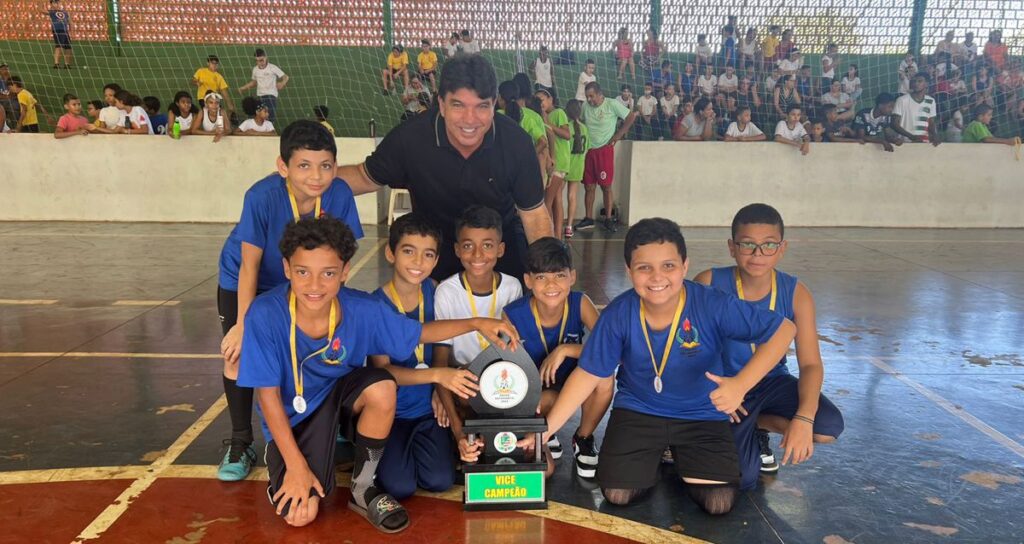 O prefeito Cleidimar Zanotto com os atletas da escola Tancredo Neves