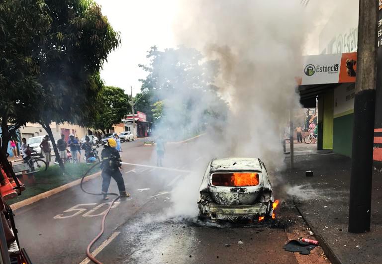 Veículo ficou completamente destruído pelas chamas | Foto: Bombeiros/Divulgação