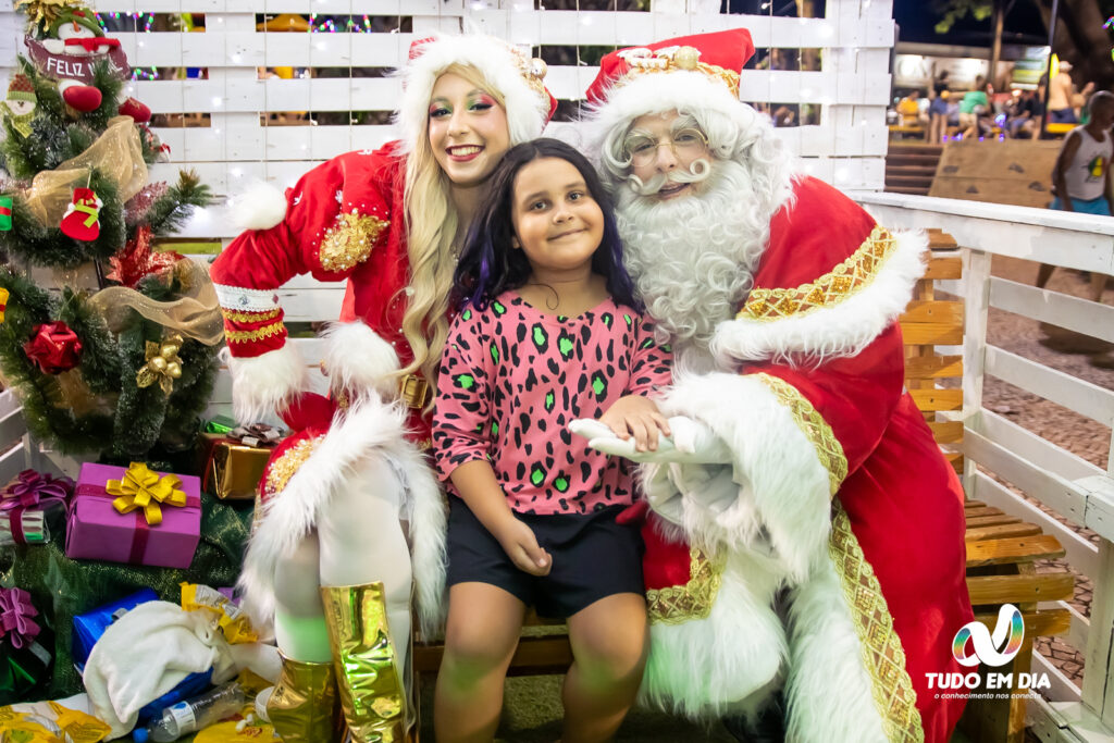 Mamãe Noel e o Papai Noel alegraram as crianças na noite de domingo | Foto: Paulo Braga