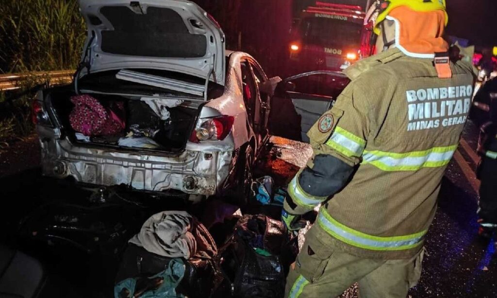 Acidente deixou uma pessoa morta

crédito: Corpo de Bombeiros/Divulgação
