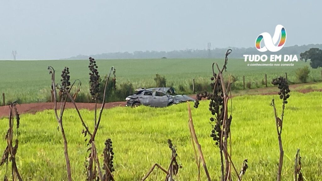 Toyota Corolla ficou completamente destruído após o capotamento