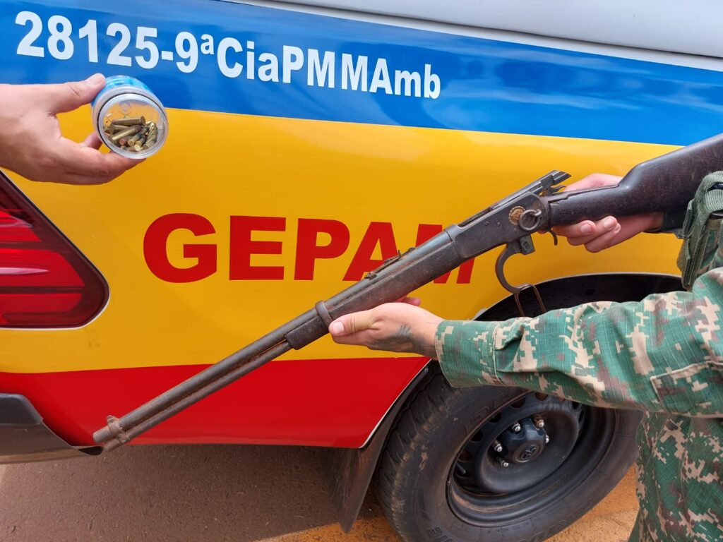 Arma de fogo apreendida com caçadores em Cachoeira Dourada-MG | Foto: PMMA