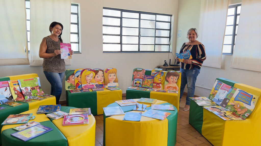 (Esq) Maria das Dores e Iracilda Duarte na Biblioteca Acrísio Ayrosa Reis | Foto: Daniel Braga