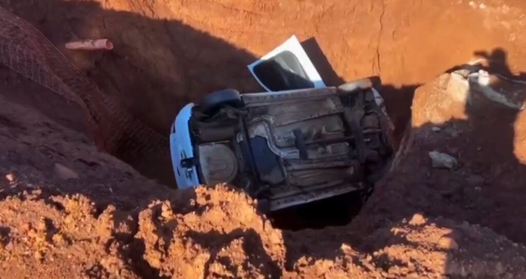 carro caiu em vala em Uberlândia