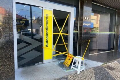 Agência bancária danifada em Patos de Minas — Foto: Patos Hoje/Divulgação