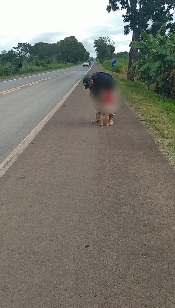 Menino usando fralda caminhava pela faixa de veículos com alto risco de ser atropelado