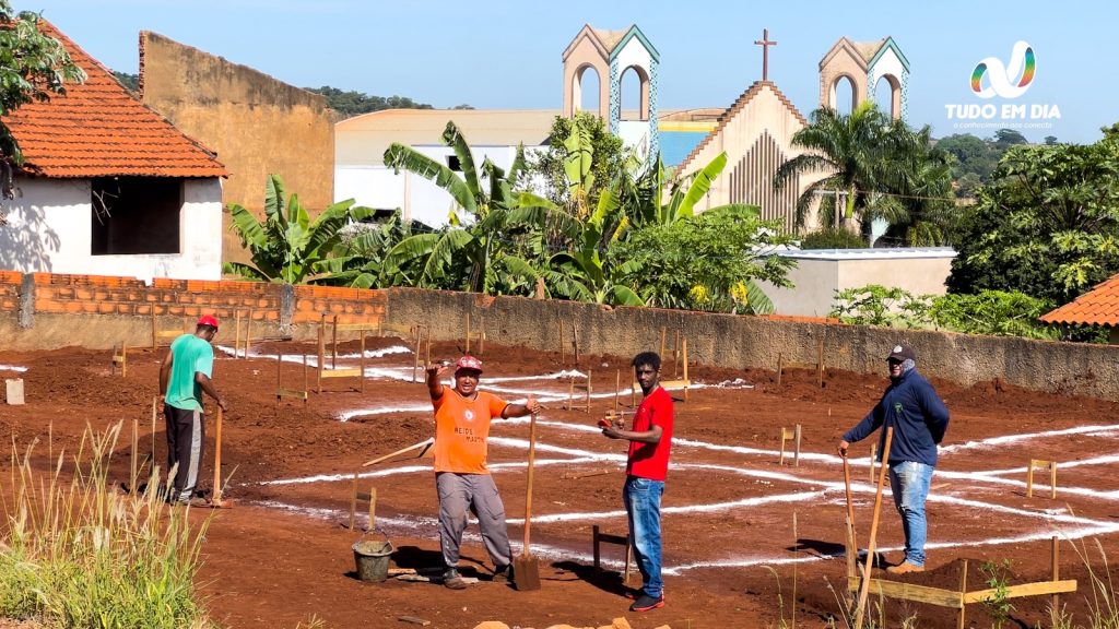 Colaboradores atuando na construção do novo prédio do CRAS em Capinópolis