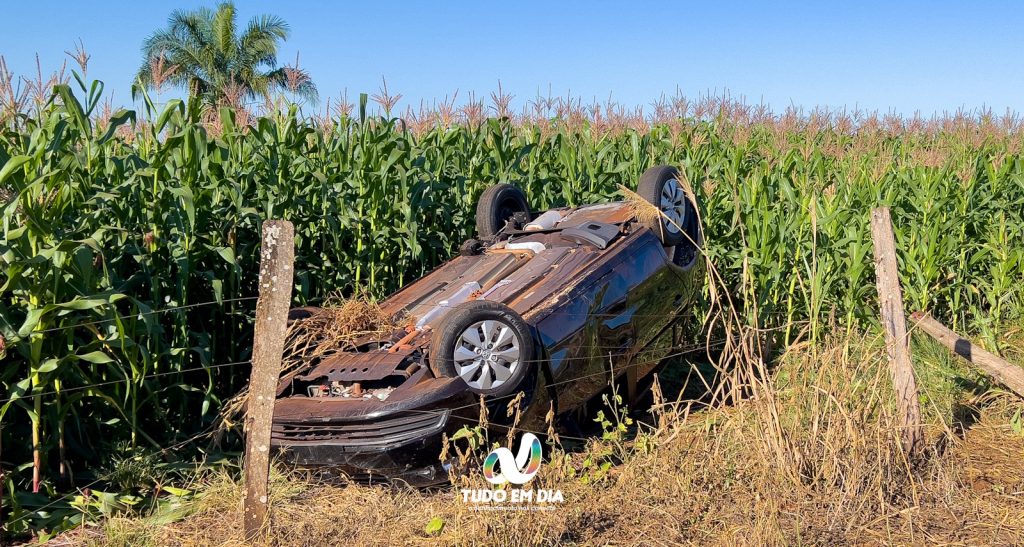 Carro capotou às margens da MG-226, entre Capinópolis e Canápolis | Foto: Paulo Braga