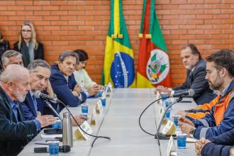 Presidente Lula durante reunião com ministros, o governador do Rio Grande do Sul, Eduardo Leite, e o presidente do STF, Luis Barroso. Foto: Ricardo Stuckert / PR